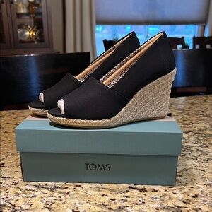 Women’s 7.5 TOMS Black Canvas Wedge Sandals